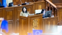 Deputata PAS, Veronica Roșca, autoarea versiunii noi a legislației pentru judecarea dosarelor anticorupție, vorbind la tribuna parlamentului (fotografie de arhivă) 