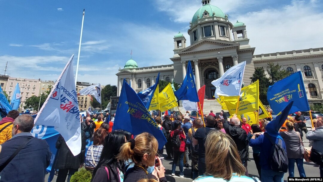 Prosvetni radnici protestuju ispred Skupštine Srbije, Beograd, 16. maj 2024. 