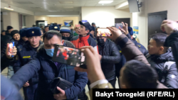 17-январь. Журналист Сайпидин Султаналиевди милиция кызматкерлери сотко алып келүүдө. 