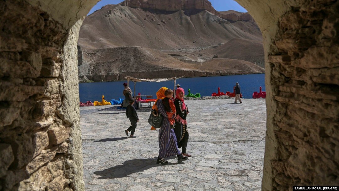 Avganistanci u obilasku nacionalnog parka Band-e Amir u Bamijanu.