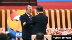 Gazagystanyň prezidenti Kasym-Žomart Tokaýew (çepde) we Hytaýyň prezidenti Şi Jinping. 2003 ý. 