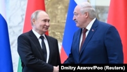Архіўнае ілюстрацыйнае фота. Уладзімір Пуцін (зьлева) і Аляксандар Лукшэнка