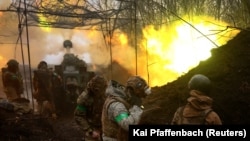 Українська артилерія веде вогонь по лінії фронту під час важких боїв поблизу Бахмута Донецької області, 13 квітня 2023 року, ілюстративне фото