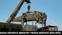 Російські військові завантажують нестратегічну ядерну ракету для комплексу «Іскандер» на відпрацюванні підготовки з її застосування. Південний військовий округ Росії, 21 травня 2024 року