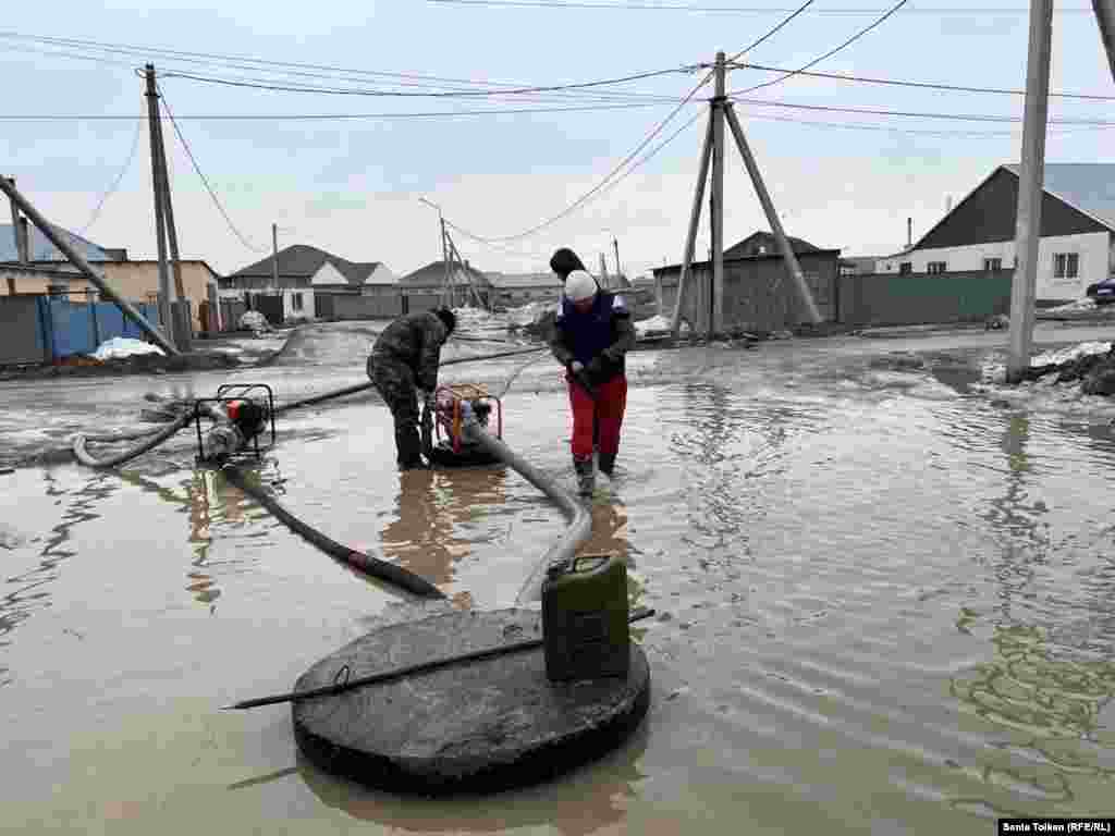  Жители Коянды подключают насосы для откачки воды. Они говорят, что за свой счет покупают топливо для техники, которую пригнали спасатели&nbsp; 