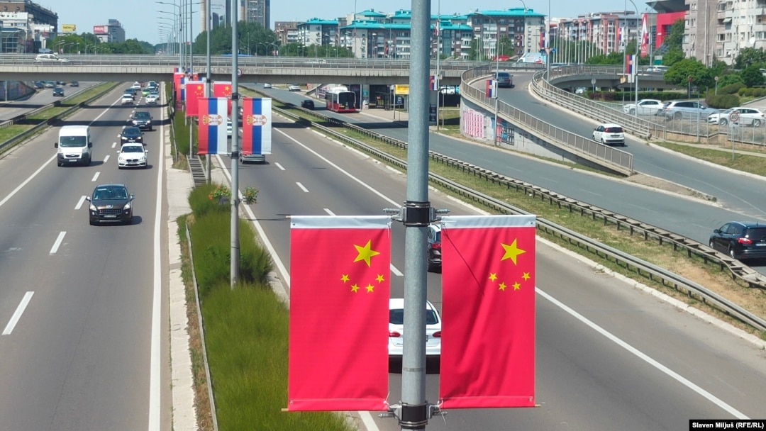 Na autoputu postavljene su zastave Kine i Srbije uoči posete kineskog predsednika Si Đinpinga, 6. maj 2024.