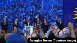 „ქართული ოცნება“ არჩევნების შემდეგ გეგმავს ოპოზიციური პარტიების აკრძალვას. ფოტოზე: პარტიის ლიდერები ამბროლაურში 2024 წელს