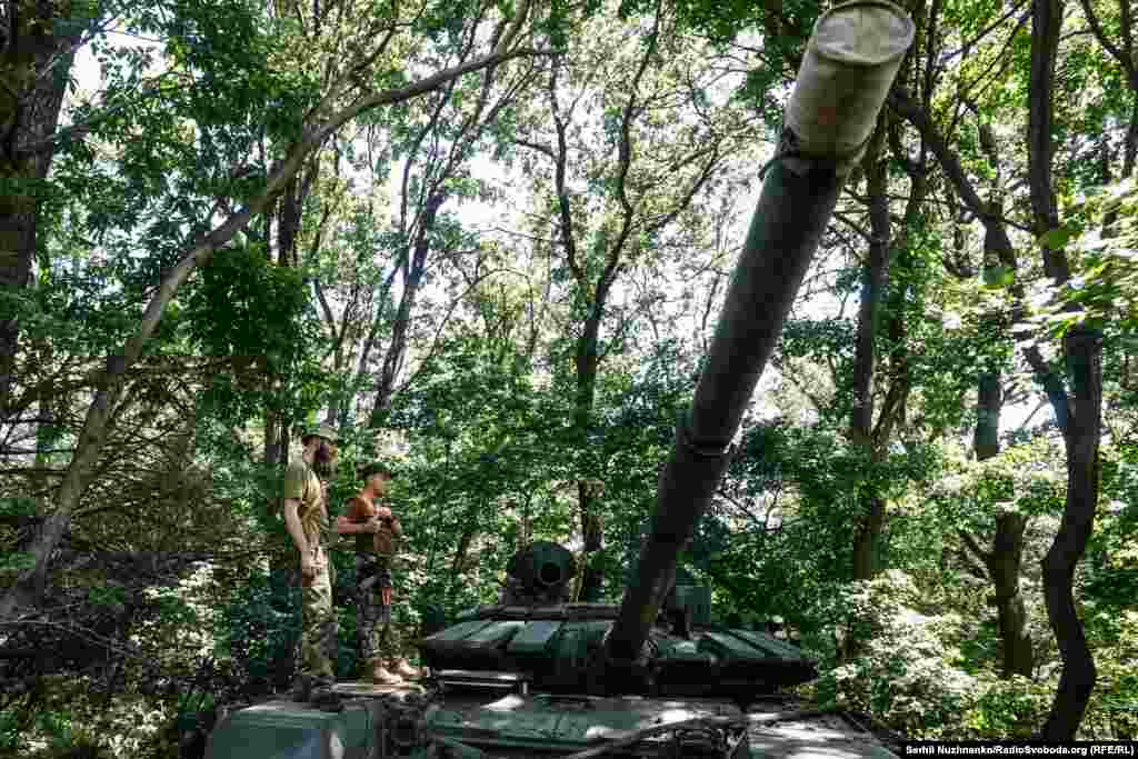 «Ми йдемо у наступальні дії час від часу. Якщо знаємо, що неподалік є противник, то здебільшого працюємо по посадках. Якщо ми знаємо, що там техніка, то вже працюємо вогнем з гармати. Ця машина, як ми її називаємо російський «Лендліз», була віджата в російських військових на Харківщині. Чим добра, що бачить і вдень, і вночі на 4 кілометри», – каже Володимир, військовий 30-ї окремої механізованої бригади