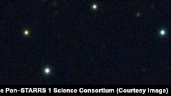 Пан-СТАРРС–1 телескобу тарткан сүрөттөгү кызыл чекит — PSO J318.5–22 планетасы.