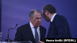Ruske vlasti od početku protesta u Srbiji, u novembru 2024, pružaju podršku vlastima koje predvodi Vučićeva Srpska napredna stranka. (na fotografiji: Ministar spoljnih poslova Rusije Sergej Lavrov sa predsednikom Srbije Aleksandrom Vučićem u Beogradu u oktobru 2021. godine). 