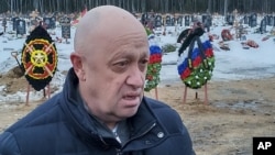 Основатель "ЧВК Вагнера" Евгений Пригожин на похоронах своего наёмника – заключенного Дмитрия Меньшикова, погибшего на войне в Украине. Белоостровское кладбище на окраине Петербурга, 24 декабря 2022 года