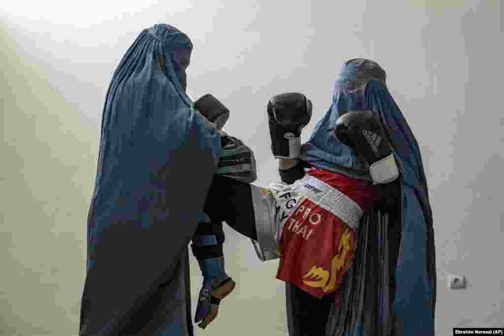 دوه افغان مېرمنې کابل کې د موی تای تمرين کوي يوې بلې ورشکارې مېرمنې وويل: "که ژوند هم سخت و، پر خپل ځان مې باور درلود او پوهېدم چې په خپلو هڅو هغه کار چې وغواړم ترسره کولی يې شم، خو اوس ډېره هيله نه‌لرم." 