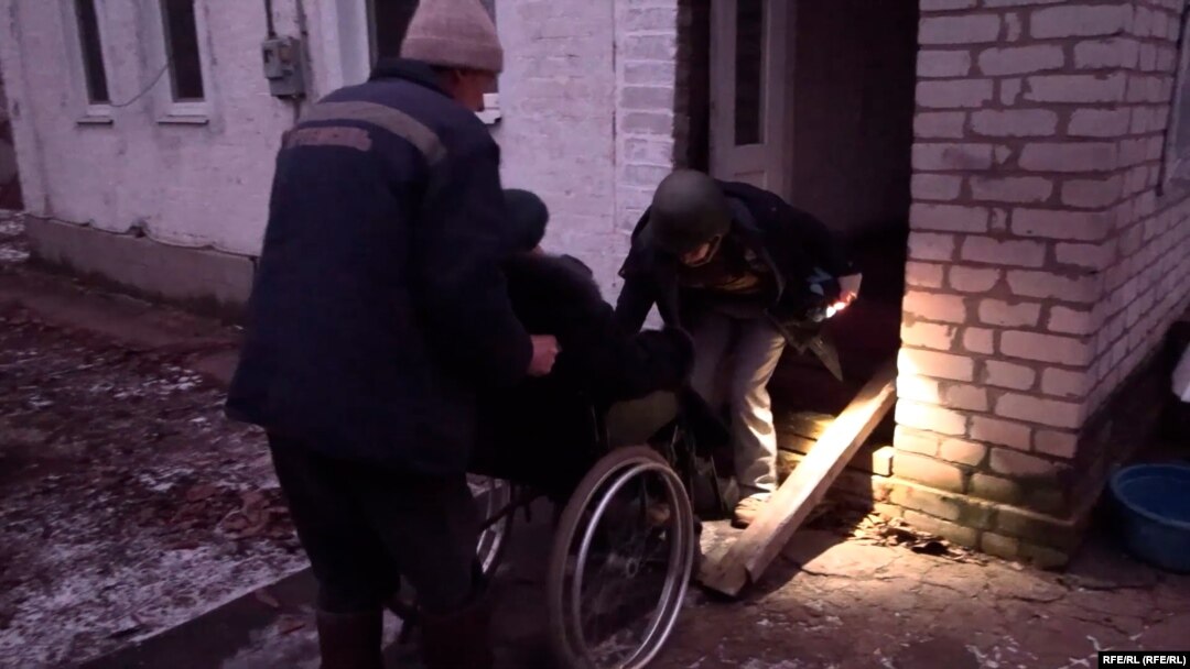 Volonteri evakuišu ukrajinske civile iz sela i blizini Soledara, 16. januar 2023. 