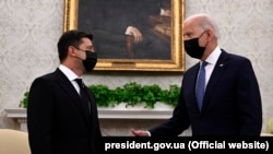 Ҷо Байден ва Владимир Зеленский моҳи сентябри соли гузашта бо ҳам аз наздик суҳбат карда буданд.