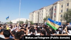 1-июлда Каракалпакстандын борбору Нукуста өткөн демонстрациядан алынган кадр. 