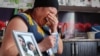 Украинада каза болгон орусиялык жоокер Максим Ханыгиндин апасы Людмила Ханыгина. 2022-жыл. 