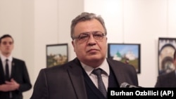 آندری کارلوف، سفیر روسیه در آنکارا در جریان بازدید از یک گالری هنری مورد سوءقصد قرار گرفت.