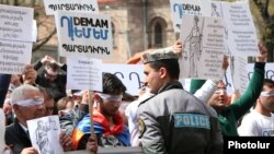 Հայաստան -- «Դեմ եմ» քաղաքացիական նախաձեռնության խորհրդանշական բողոքի ակցիա Սահմանադրական դատարանի դիմաց, 28-ը մարտի, 2014թ․