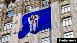 Дітей до вечора розмістили в найближчому дитячому таборі і надали їм речі першої необхідності (фото ілюстративне, будівля КМДА)