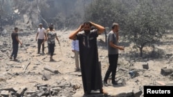 Palestinci na mestu izraelskog napada na kuću u gradu Gazi, 7. juna 2025.