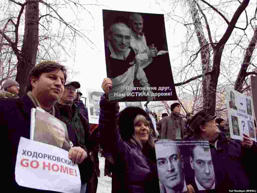 Ходорковский һәм Лебедевны яклап урам чарасында катнашучылар