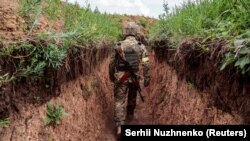 «На Донецькому напрямку основні зусилля окупанти зосереджують на закріпленні на позиціях в районі міста Лисичанськ та Верхньокам’янки»
