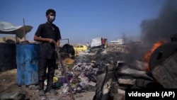 Mladi Palestinci u Gazi prisiljeni da proizvode gorivo od plastike
