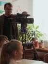 Unui profesor rus i s-a cerut să filmeze propaganda pro-război predată în școli. În schimb, el a făcut un documentar de succes