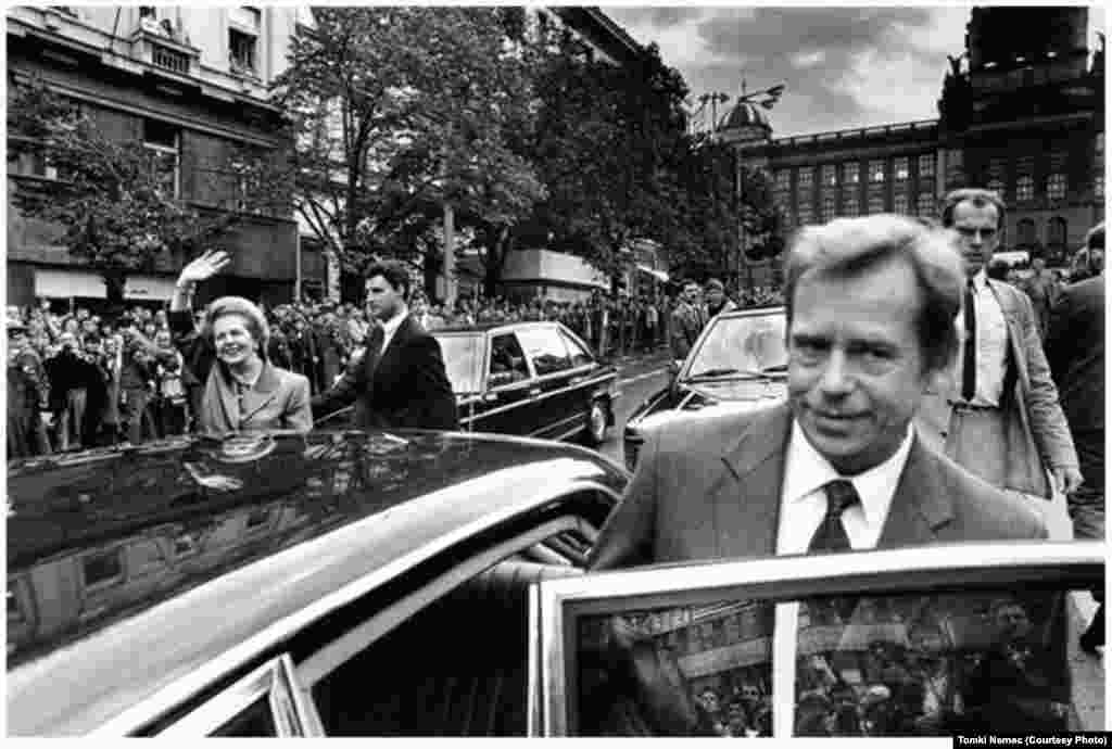 1990-cı il 18 sentyabr. Britaniyanın Baş naziri Margaret Thatcher-in Praqaya səfəri zamanı prezident Havel onu müşayiət edir.