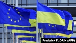 У ЄС зауважують, що нещодавнє обрання з’їздом суддів восьми нових членів Вищої ради правосуддя дозволяє цьому ключовому органу судового управління відновити свою роботу. 