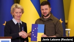 Опитувальник є основою для прийдешнього висновку Єврокомісії щодо заявки України на вступ до ЄС. На фото президент Єврокомісії Урсула фон дер Ляєн в момент передачі президенту України Володимиру Зеленському цього опитувальника. Київ, 8 квітня 2022 року