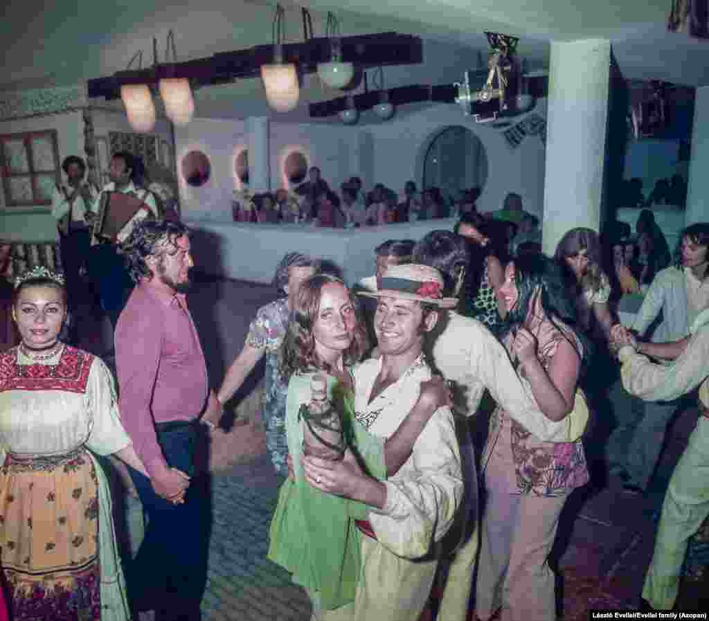 O „petrecere de nuntă” la un restaurant care aranja spectacole culturale pentru turiști în Eforie, în 1974. 