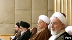 آيين نامه مجلس خبرگان رهبرى كه از سوى اين نهاد تصويب شده است، مشروح جلسات و بحث هاى مجلس خبرگان را «محرمانه» تلقى كرده و تنها حضور خبرنگاران را در مراسم افتتاحيه آن مجاز دانسته است.
