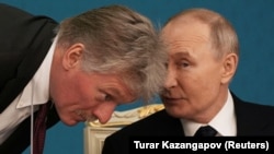 Речник Кремля Дмитро Пєсков (л) і лідер РФ Володимир Путін, архівне фото