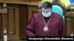 Олександр Тупицький залишається очільником Конституційного суду й оскаржує указ президента про скасування його призначення суддею цього суду