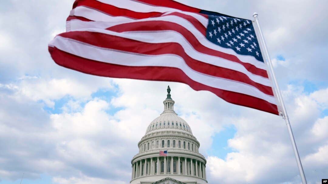 Američka zastava se vijori na Kapitolu u Vašingtonu, ponedeljak, 6. februara 2023.