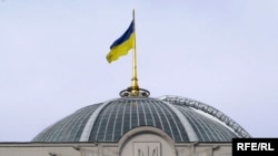 Ukraine -- Parliament cupola with flag, Kyiv, 06Jul2008