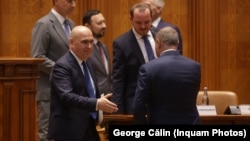 Ilie Bolojan își va asuma posibilitatea de a fi demis prin moțiune de cenzură prin faptul că vrea să adopte pachetul de măsuri fiscale prin angajarea răspunderii. PSD promite, însă, că nu va fi cazul. 