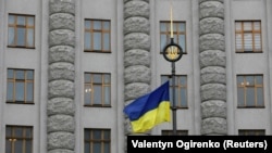 Прапор України на тлі будівлі Кабінету міністрів