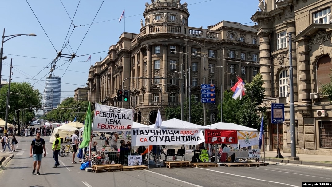 Članovi akademske zajednice okupljeni oko inicijative Pobunjeni univerzitet blokiraju raskrsnicu kod zgrade Vlade Srbije, koje su započeli 9. juna 2025. 
