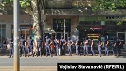 Maskirana policija kod blokade u Bulevaru kralja Aleksandra, Beograd, 2. jul 2025.