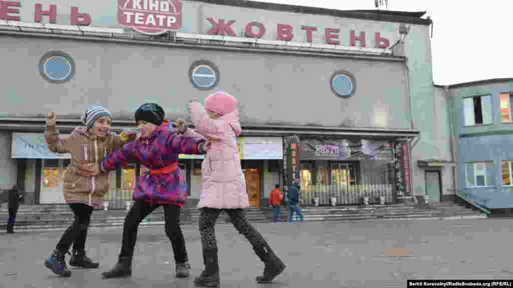 Центральний вхід у кінотеатр «Жовтень» після пожежі.