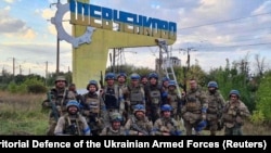Soldații ucraineni s-au fotografiat la semnul care indică intrarea în orașul Șevcenkove, regiunea Harkov, la 30 de km de Kupiansk, după ce frontul rusesc a fost spart în est, iar ofensiva ucraineană a înaintat 50 de kilometri.