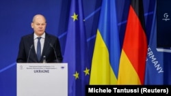 Презентуючи Стратегію, Шольц заявив, що політичне середовище країни за останні півтора року суттєво змінилося, зокрема, йдеться про повномасштабне вторгнення РФ в Україну та диверсії на газопроводах «Північний потік»