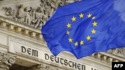 Прапор Європейського Cоюзу перед Рейхстагом, в приміщення якого знаходиться Бундестагу (нижня палата німецького парламенту)