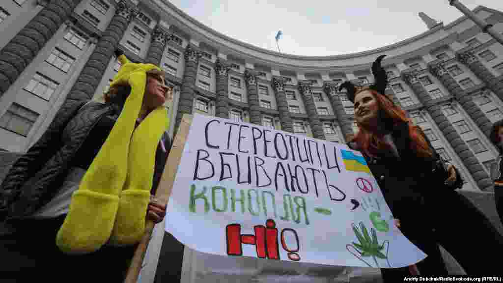 Активісти під час &laquo;Конопляного маршу&raquo; з вимогою легалізувати медичне використання канабісу. Київ, 26 жовтня 2019 року ПЕРЕГЛЯНЬТЕ ФОТОГАЛЕРЕЮ