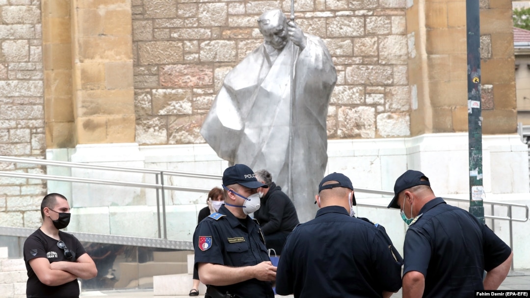 Policija ispred katedrale Srca Isusova u Sarajevu gdje će misu zadušnicu za žrtve Bleiburga i Križnih putova služiti vrhbosanski nadbiskup kardinal Vinko Puljić, 12. svibanj 2020.