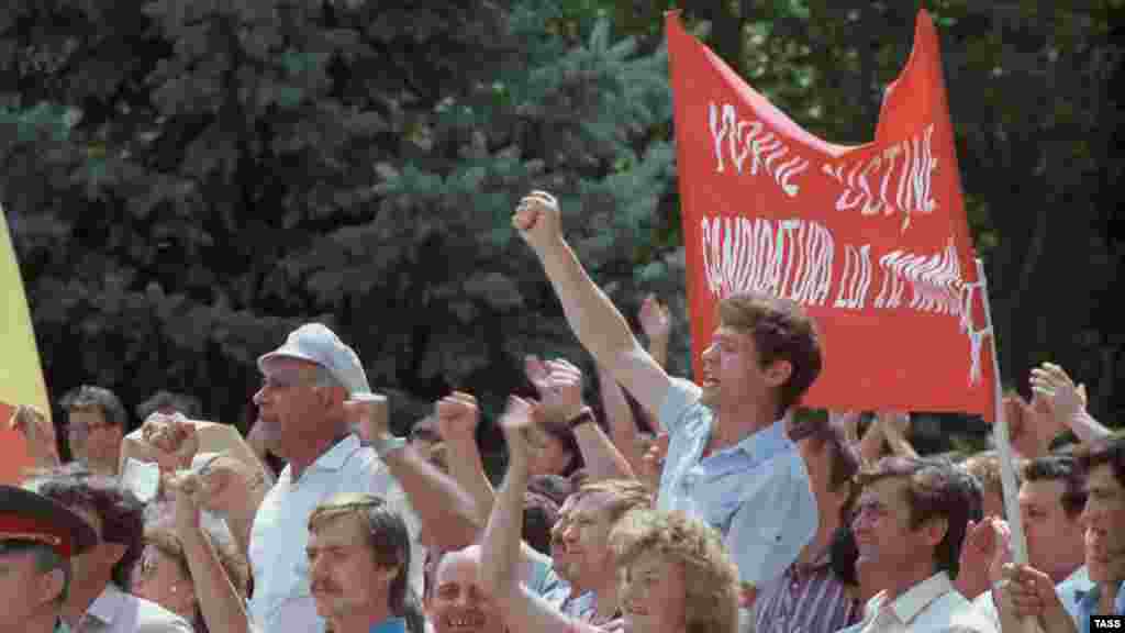 Кишинёвдогу Молдова элдик фронту уюштурган митинг. 1989-жылдын июнь айы. Митингчилер республиканын саясий жана экономикалык көз карандысыздыгын, улуттук тилдин расмий макамын талап кылышкан.