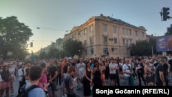 Građani su u Zemunu održali 16-minutnu tišinu, odajuči počast poginulima u padu nadstrešnice u Novom Sadu, tačno osam meseci od tragedije.
