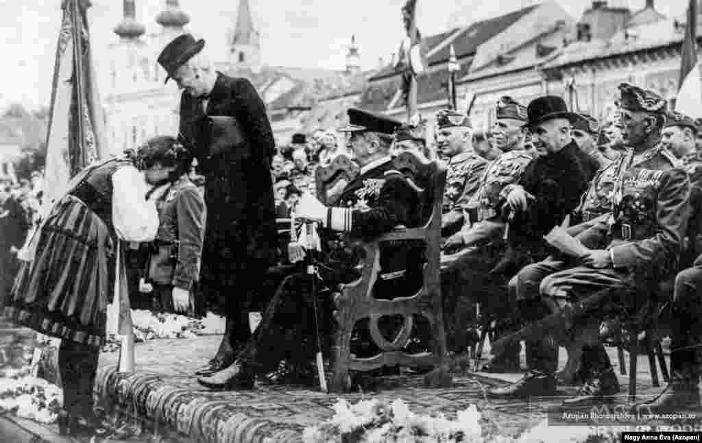 O femeie îi sărută mâna Magdolnei Purgly, soția regentului ungar Miklos Horthy, în timp ce cuplul vizitează Transilvania recent recucerită. 
